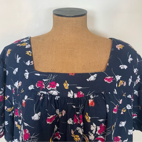 Terra & Sky women’s short sleeve top floral w/ navy background plus size 4X - Picture 3 of 4